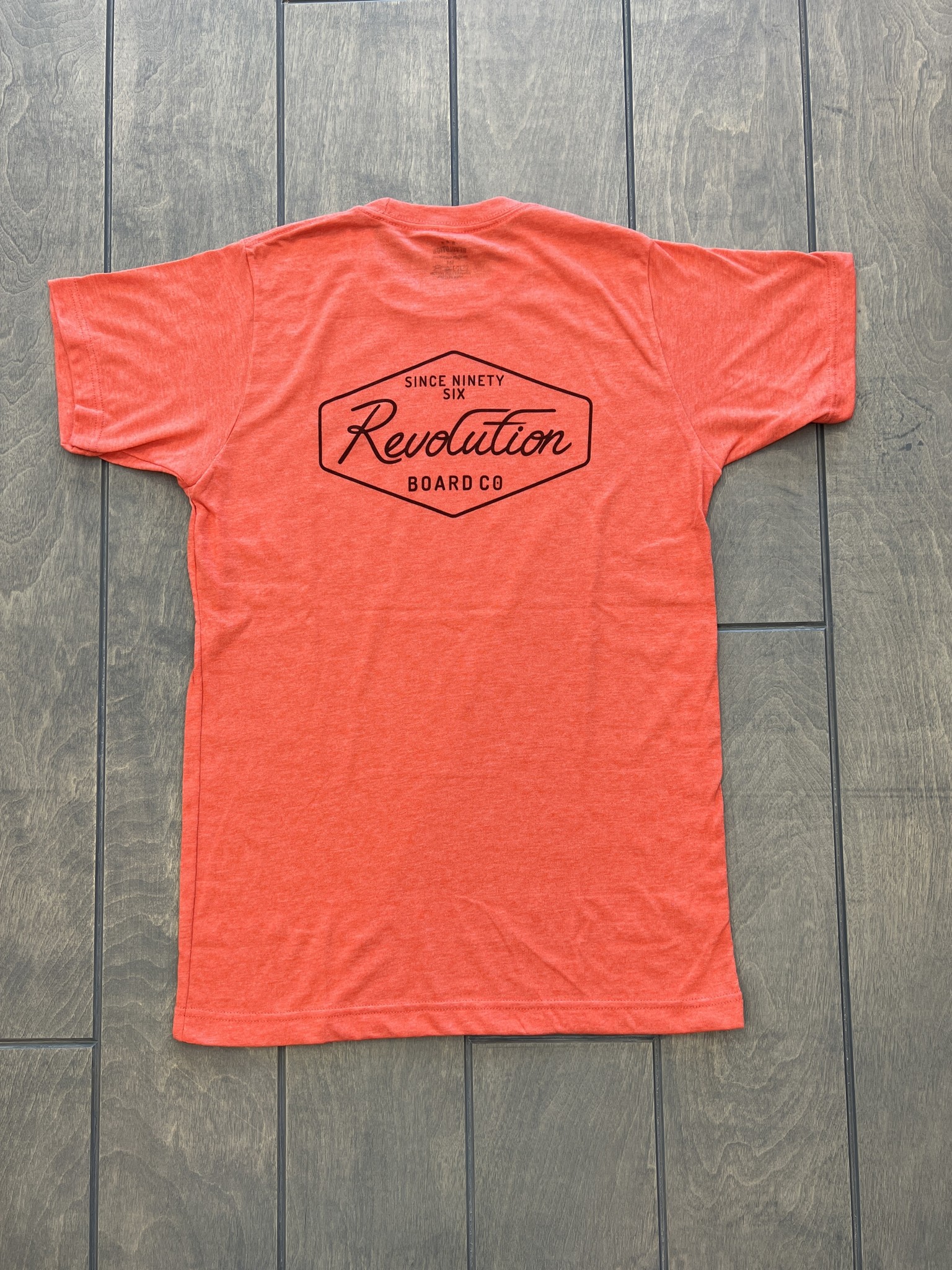 REVOLUTION SC  SCRIPT S/S TEE MENS