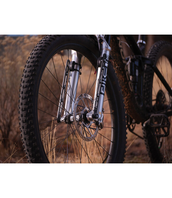 Old Man Mountain Old Man Mountain Axle Pack adds 3-packs mounts to any thru axle fork (CTN50)(AXL001)