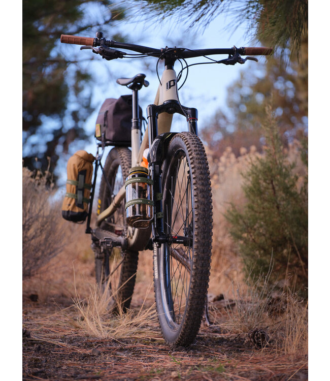 Old Man Mountain Old Man Mountain Axle Pack adds 3-packs mounts to any thru axle fork (CTN50)(AXL001)