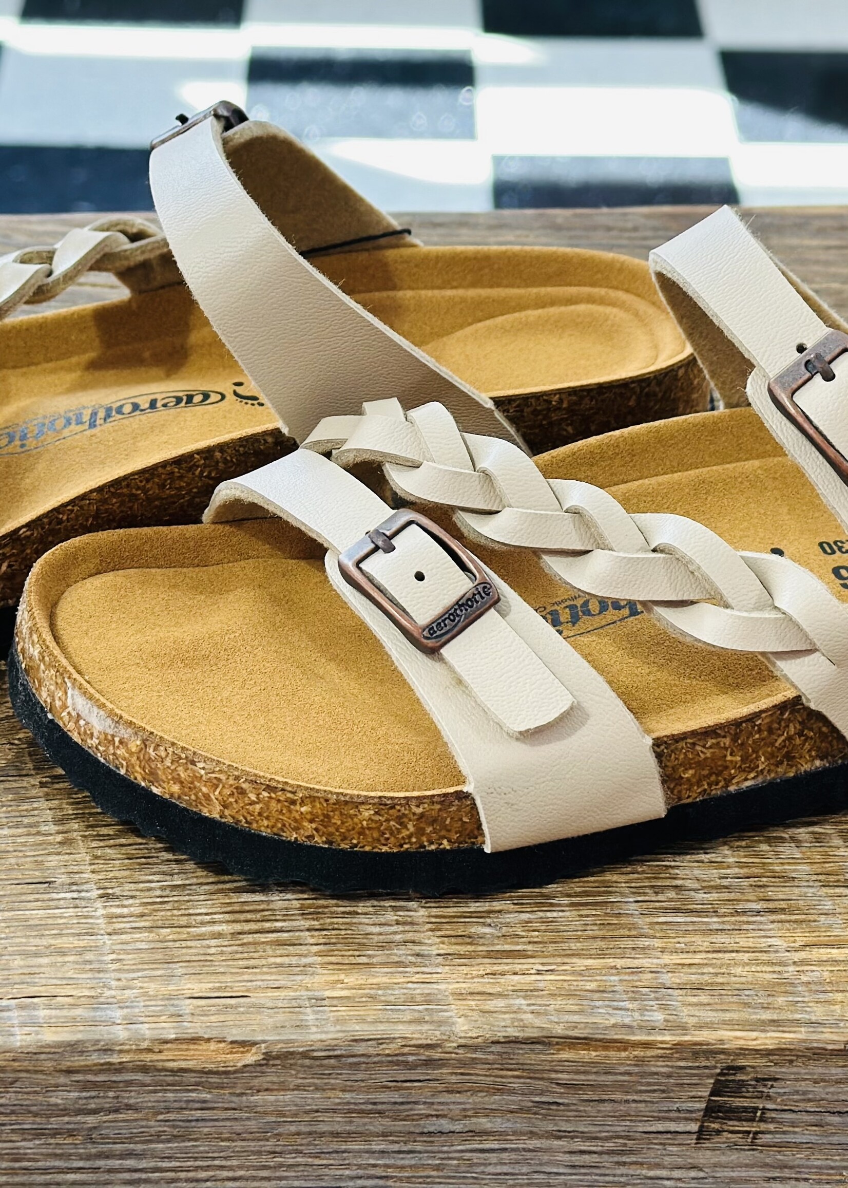 Aerothotic Taking Strides Sandal in Off White