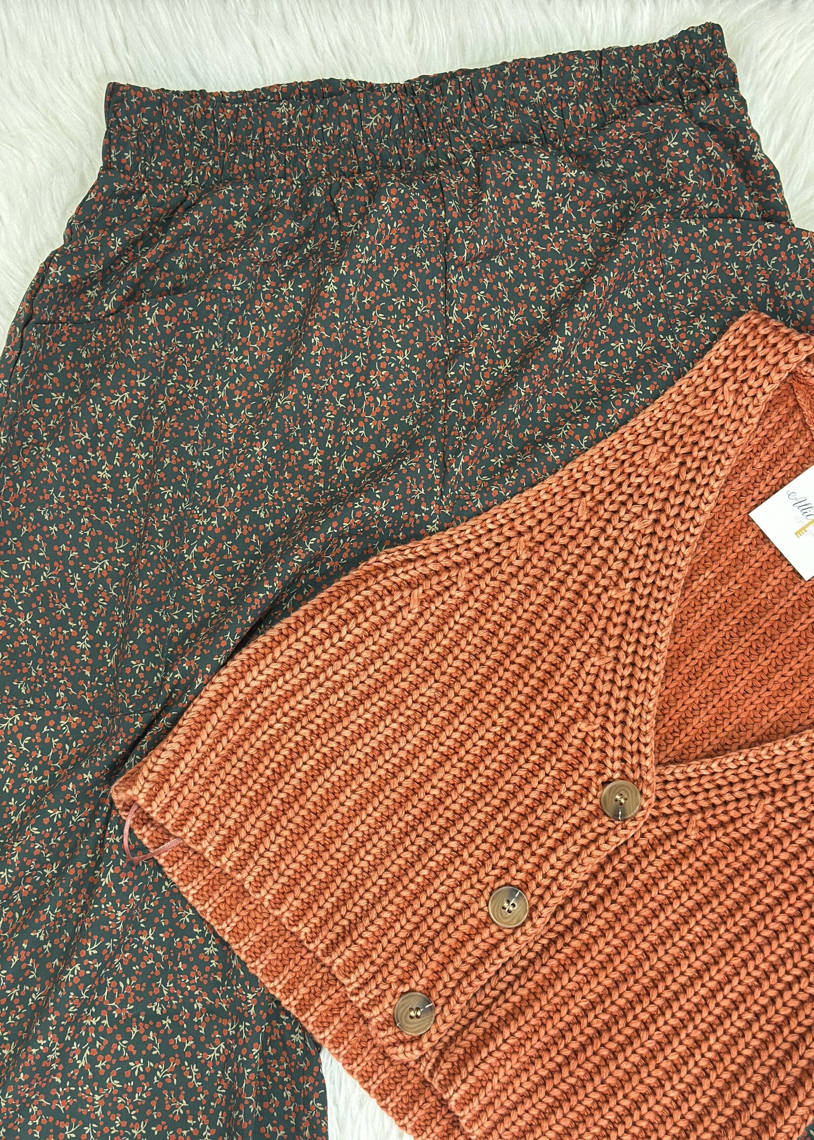 Bucketlist Hunter Green Petite Floral Jogger Pants