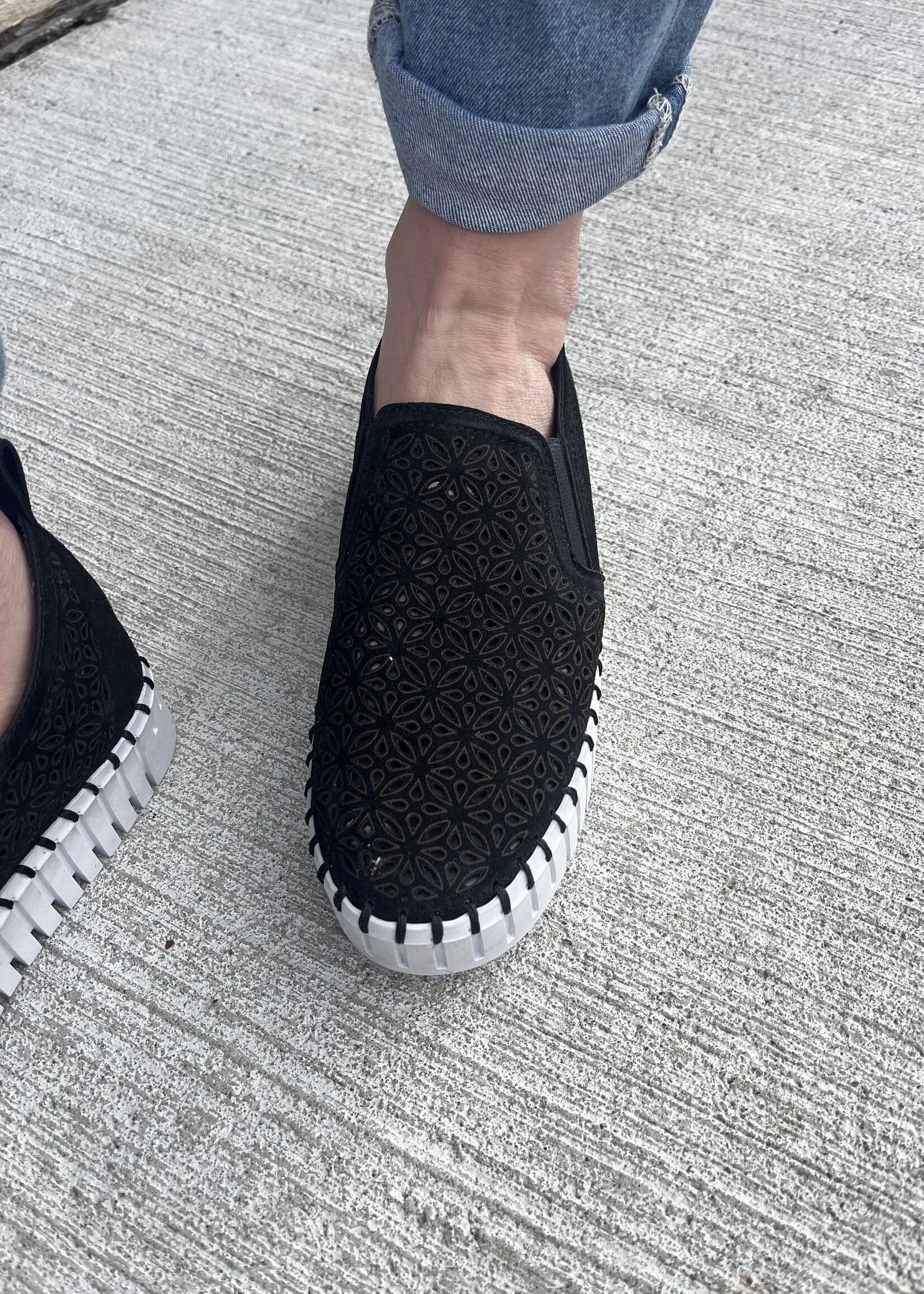 Very G Nicole Sneaker in Black