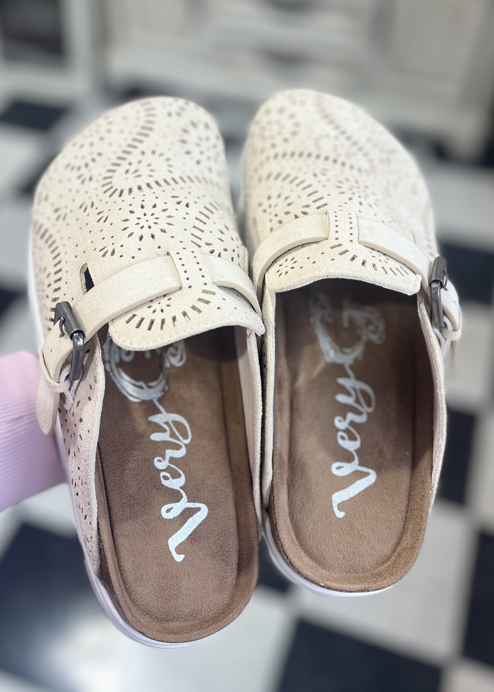 Very G Lulu Mule In Cream