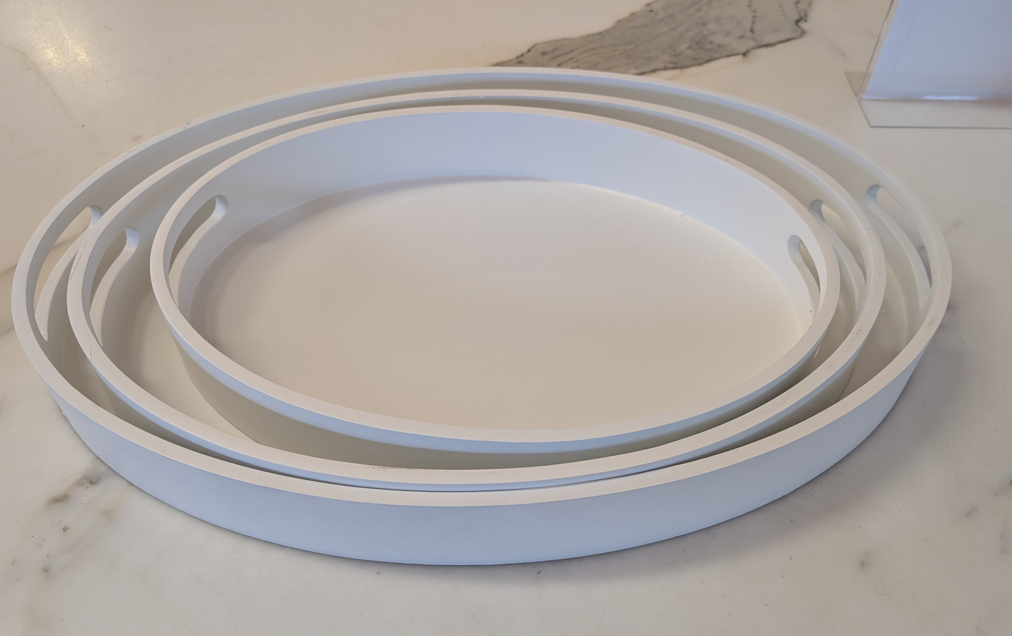 White Oval Trays S/.3 22 1/4" W x 15" L,19" W x 13" L ,15 3/4" W x 11" L x 2 1/2" H