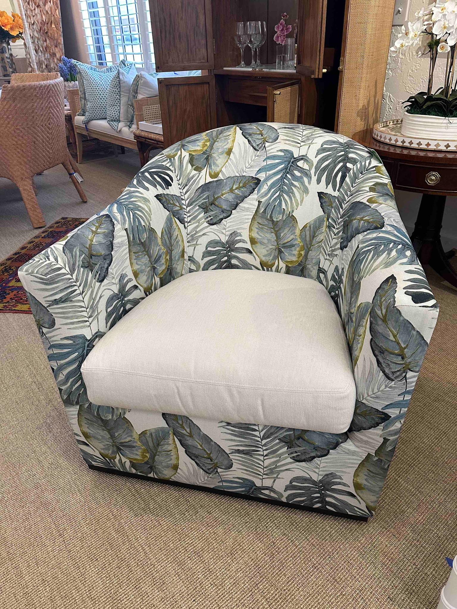 5702-01SW Swivel Chair in Maldives Aloe and Maui White Seat W33xD36xH32