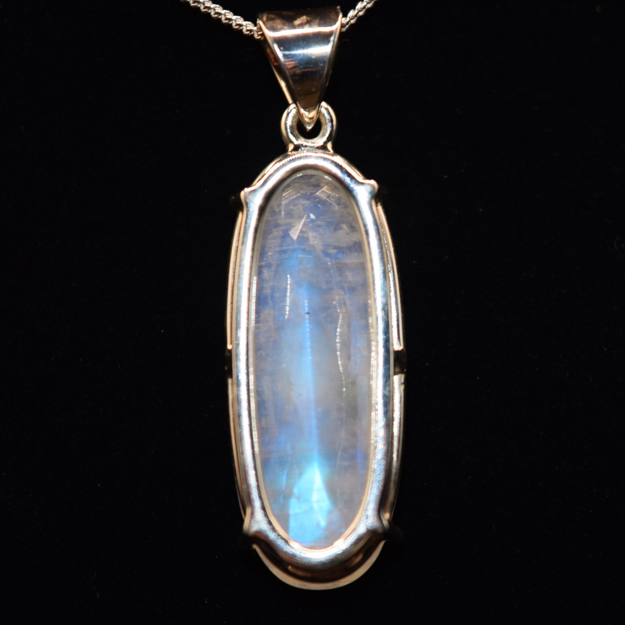 VIT 005 SS Rainbow Moonstone Oval 32mm Necklace 18"