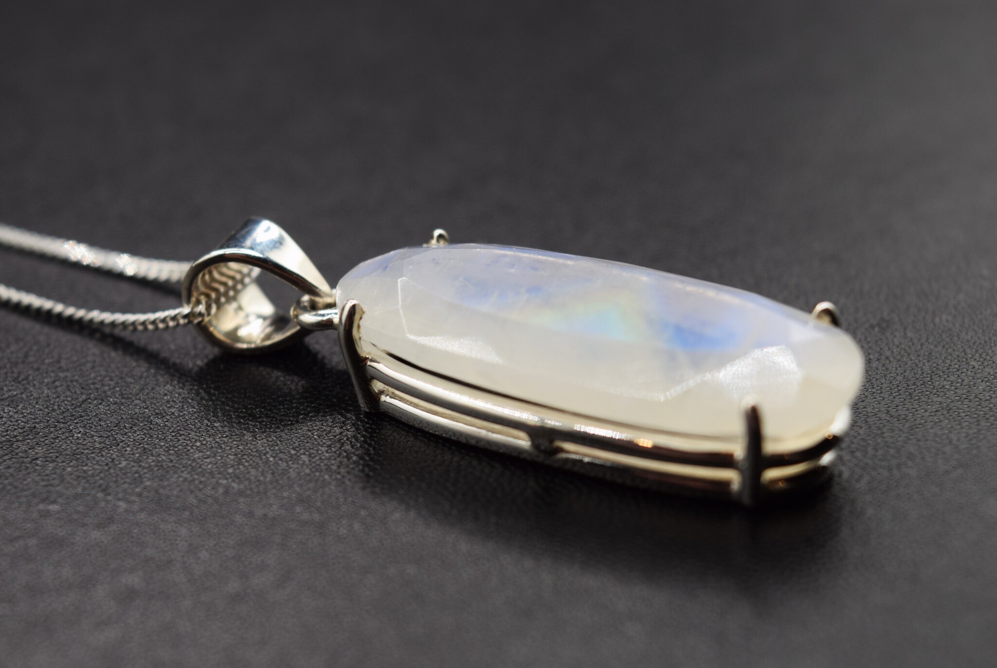 VIT 005 SS Rainbow Moonstone Oval 32mm Necklace 18"