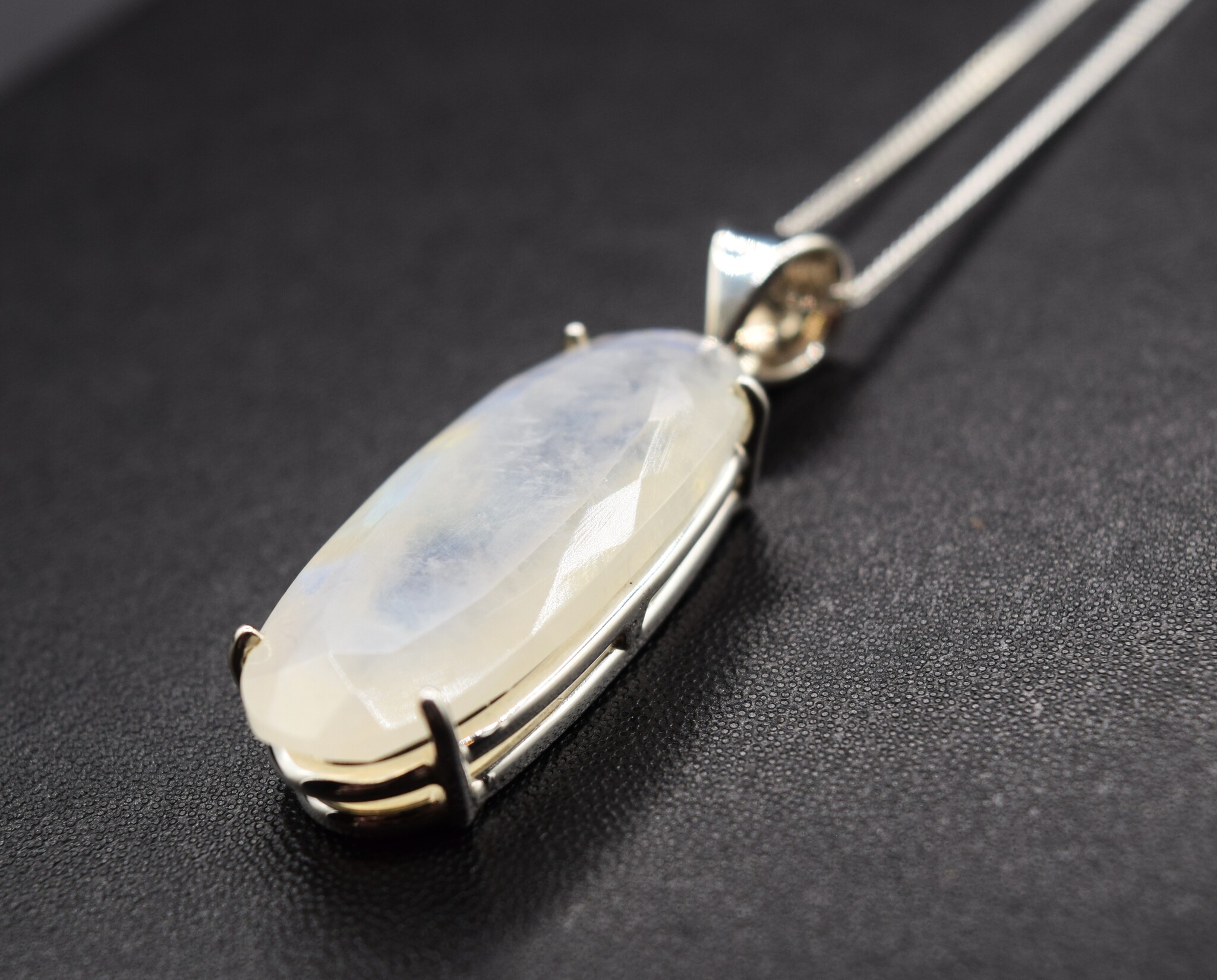 VIT 005 SS Rainbow Moonstone Oval 32mm Necklace 18"