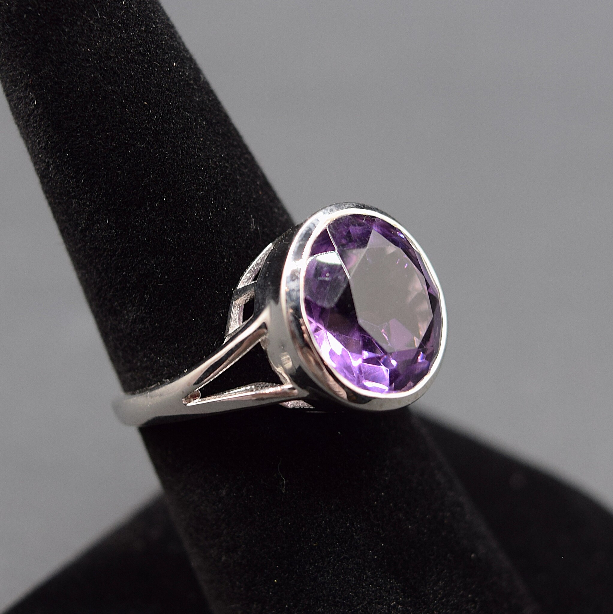 SAF 006 SS Amethyst 15mm Round Bezel Set Ring Size 7