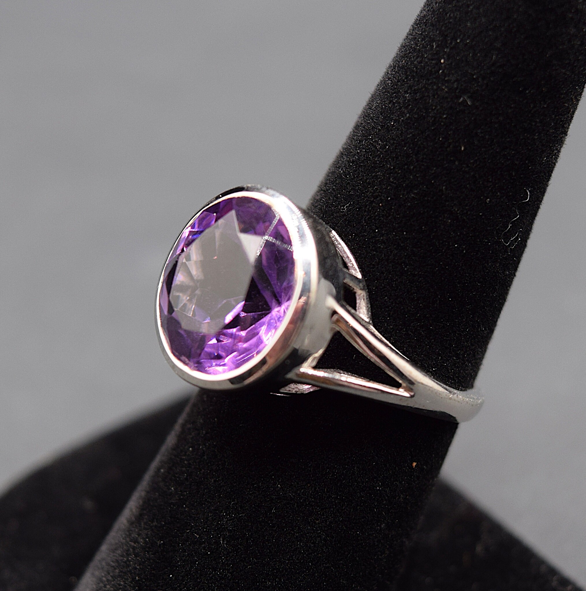 SAF 006 SS Amethyst 15mm Round Bezel Set Ring Size 7