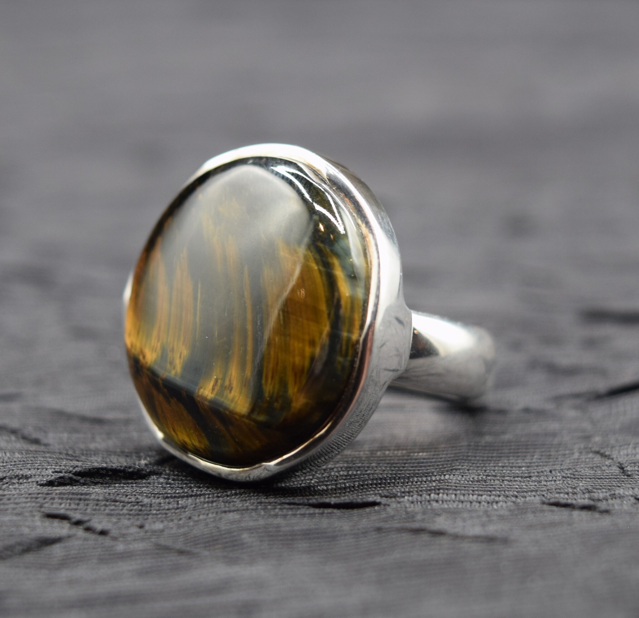 VIT 005 SS Tiger's Eye 25mm Round Cabochon Comfort-Fit Ring. Sz 9