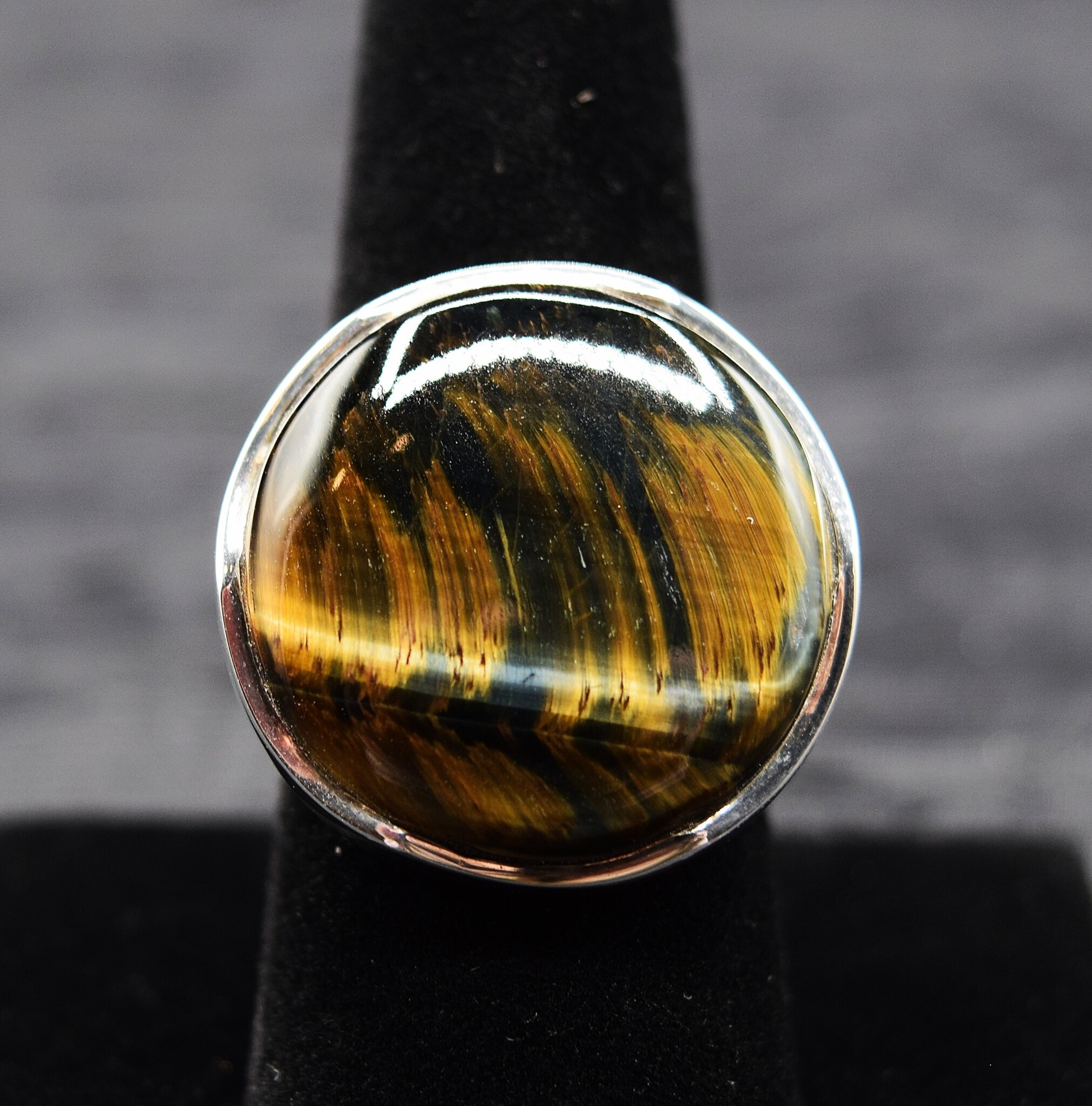 VIT 005 SS Tiger's Eye 25mm Round Cabochon Comfort-Fit Ring. Sz 9