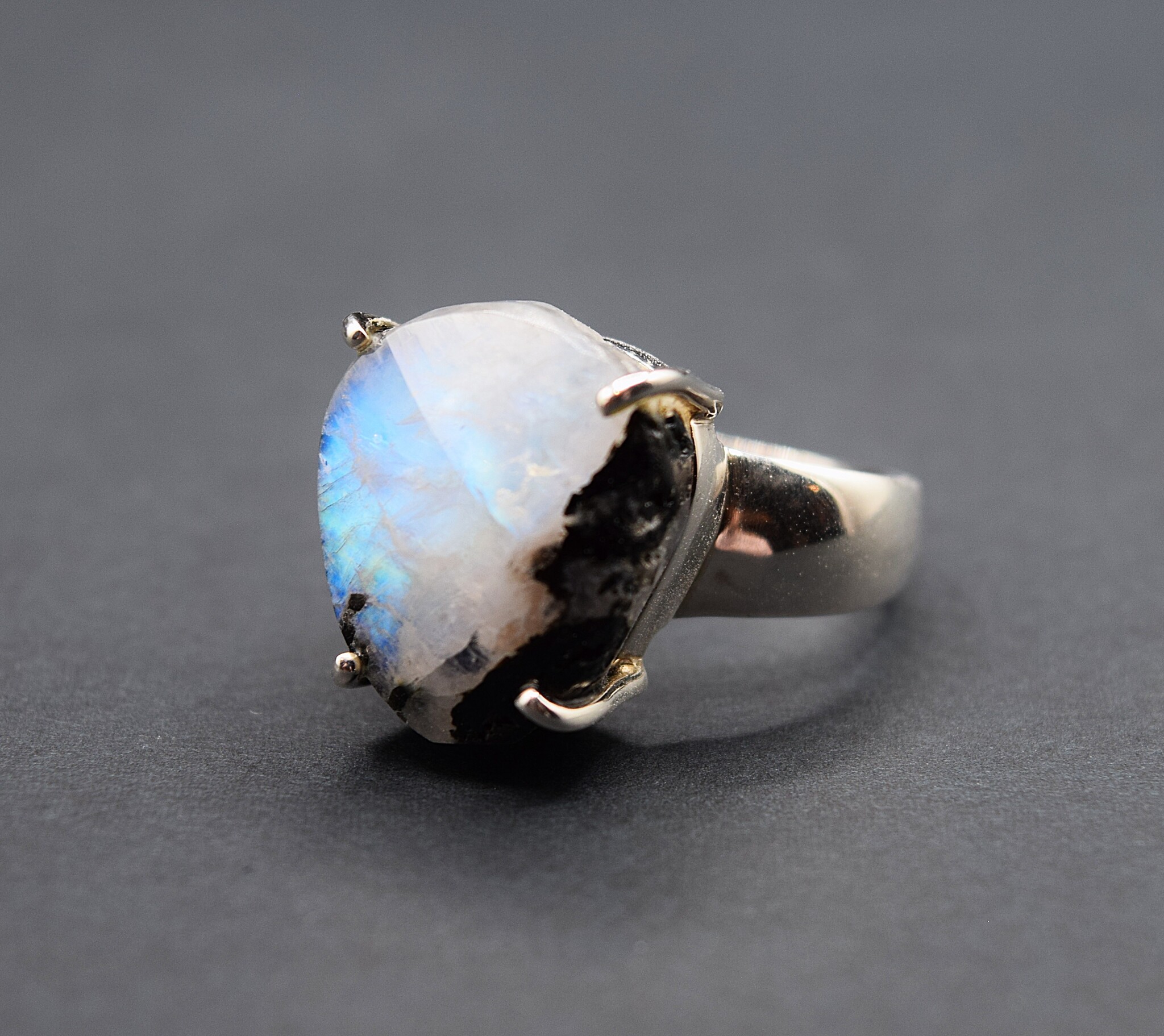 VIT 005 SS Rainbow Moonstone 16mm Freeform 4-Prong Set Ring Size 7.5