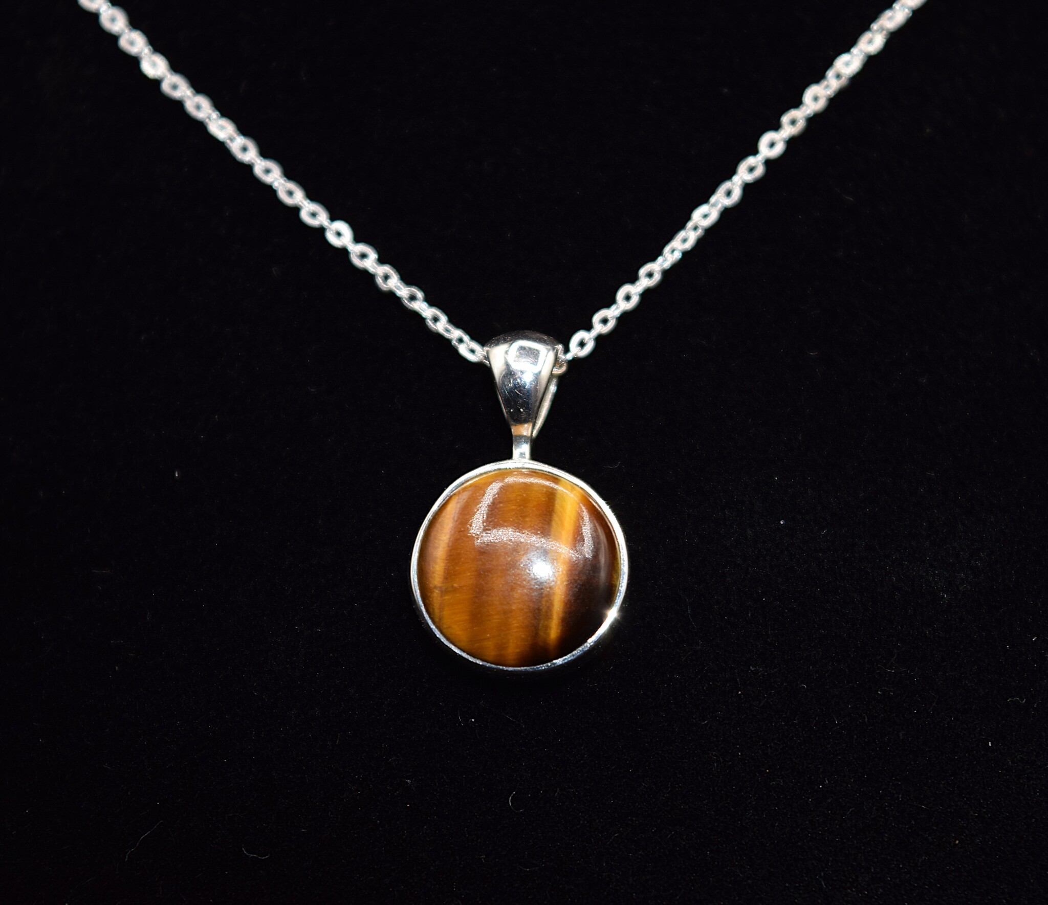 SS Tiger 10mm Round Cabachon Bezel Set Necklace on 18" Chain