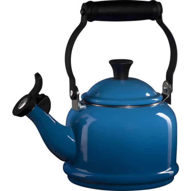 https://cdn.shoplightspeed.com/shops/612885/files/33481276/768x768x1/le-creuset-demi-kettle-125-qt.jpg