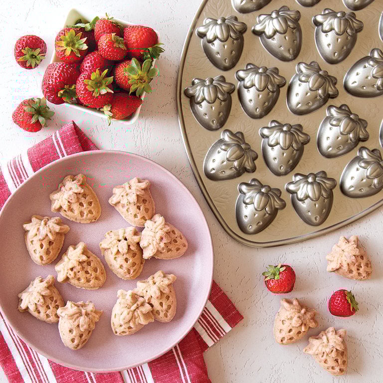 Nordic Ware Strawberry Patch Bitelet Pan DC