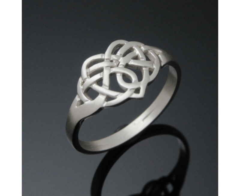 Arnua S/S Claddagh Knot Ring