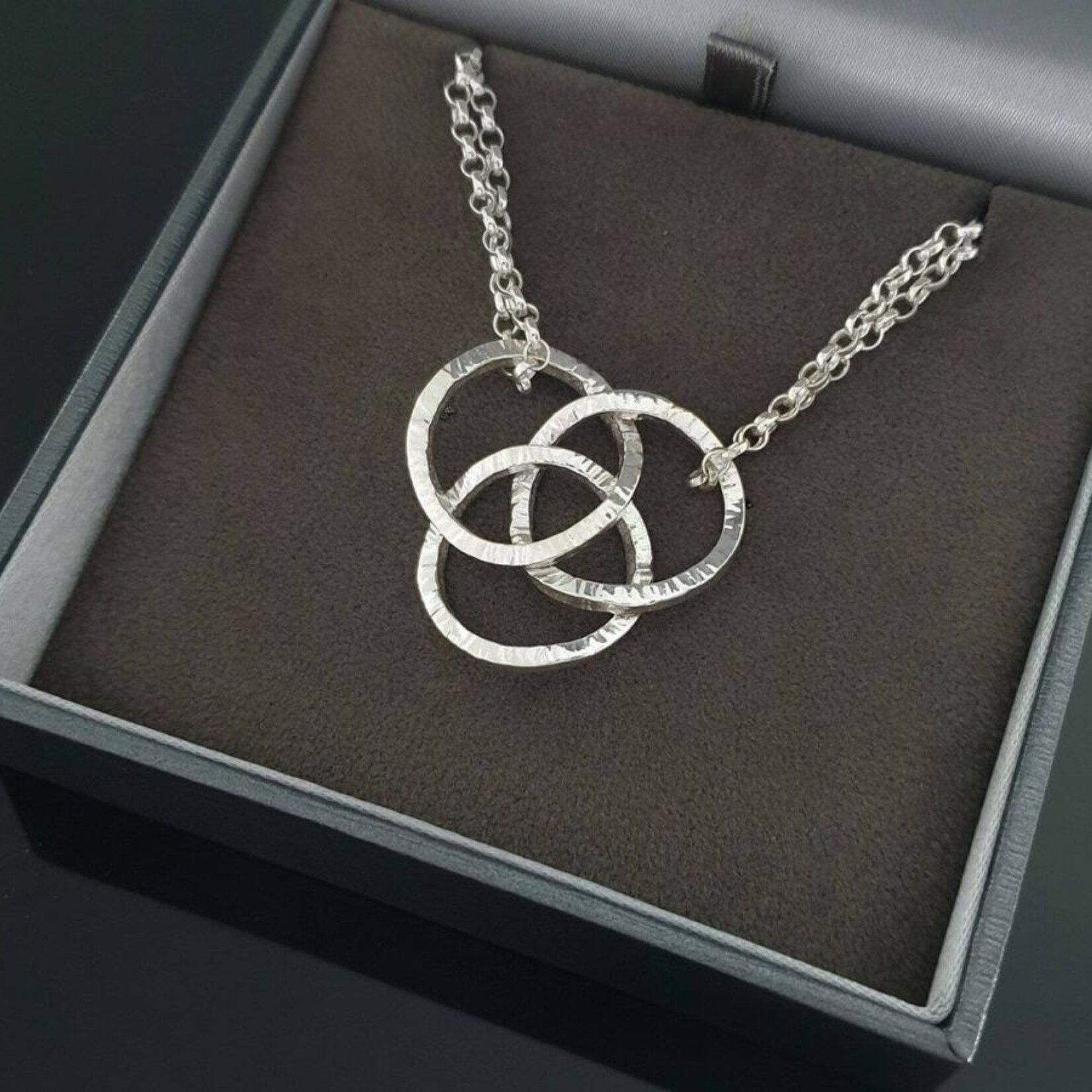 Arnua S/S Contemporary Trinity Knot Necklace