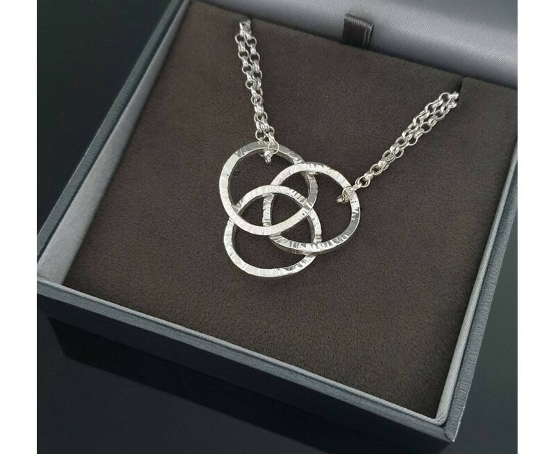 Arnua S/S Contemporary Trinity Knot Necklace