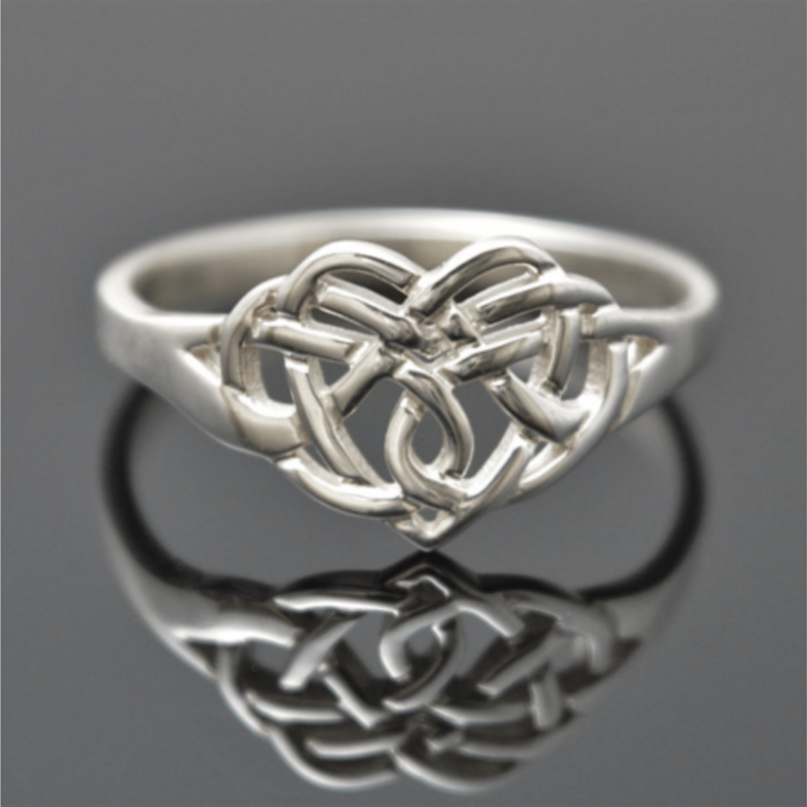 Arnua Sterling Silver Claddagh Knot Ring