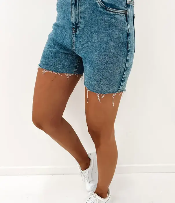 ALL ABOUT EVE Bobby Cut Off Short