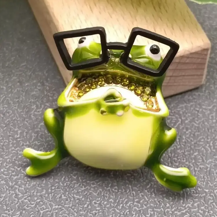 MIO QUEENA FROG WEARING GLASSES ENAMEL BROOCH