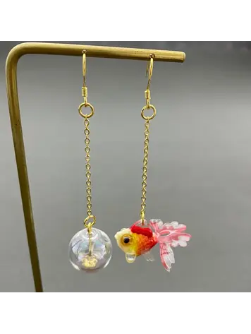MIO QUEENA ASYMMETRIC RED GOLDFISH DANGLE EARRING