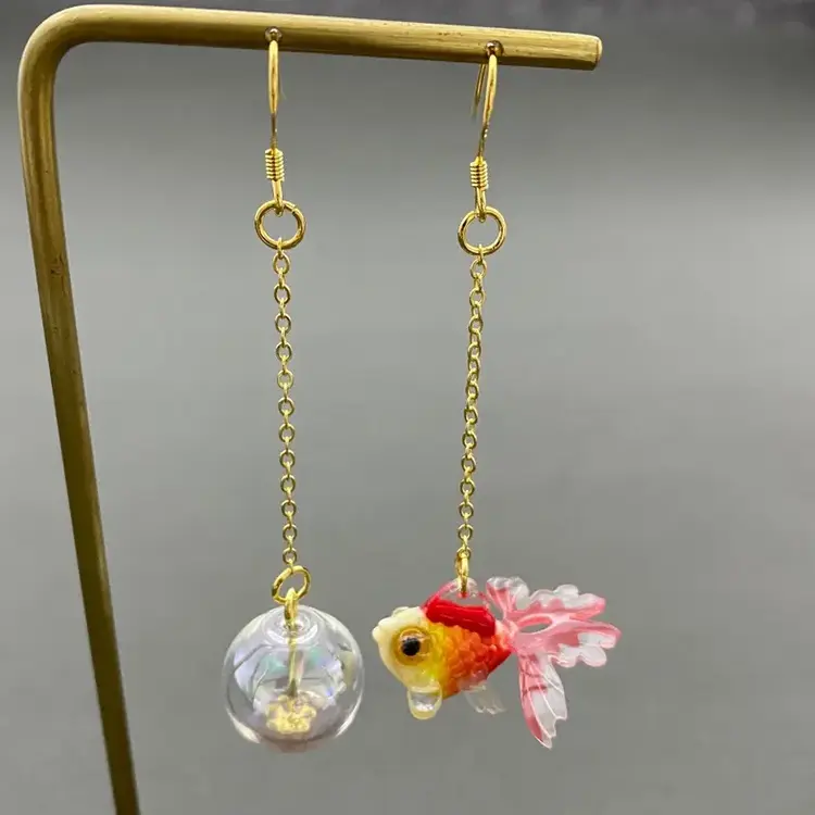 MIO QUEENA ASYMMETRIC RED GOLDFISH DANGLE EARRING