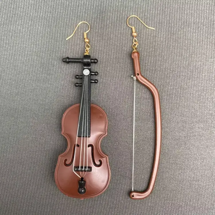 MIO QUEENA RESIN VIOLIN DANGLE EARRINGS