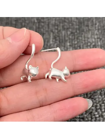 MIO QUEENA CREATIVE LAZY CAT FROSTED DESIGN EARRINGS