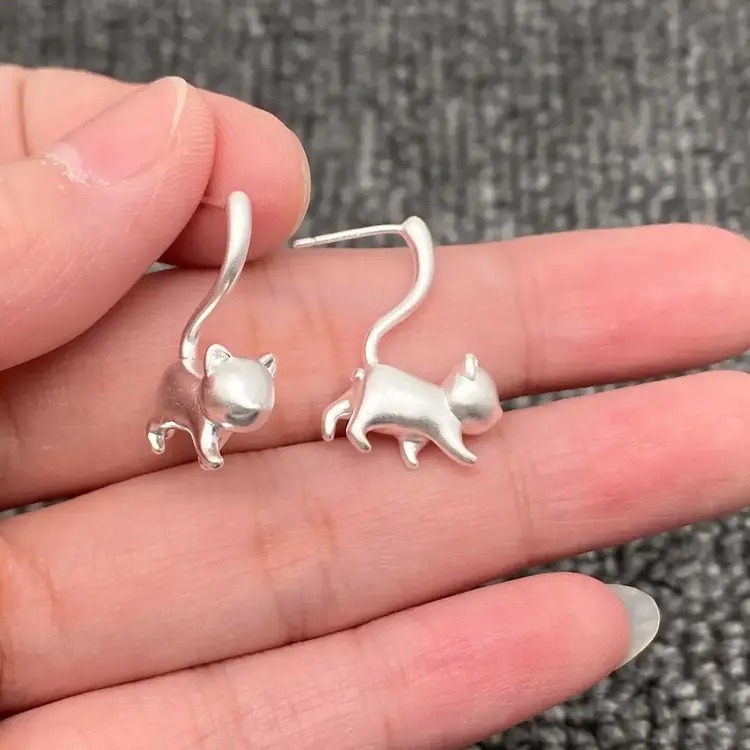 MIO QUEENA CREATIVE LAZY CAT FROSTED DESIGN EARRINGS