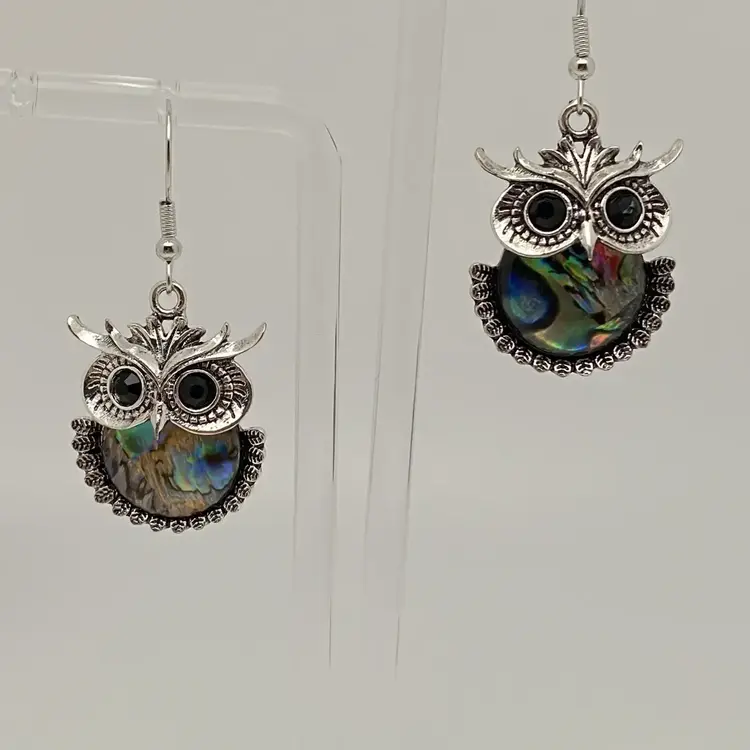 MIO QUEENA SMALL OWL ABALONE SHELL DANGLE EARRING
