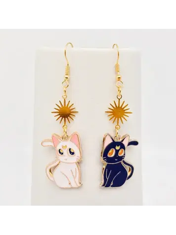 MIO QUEENA CARTOON MOON CAT DANGLE EARRING