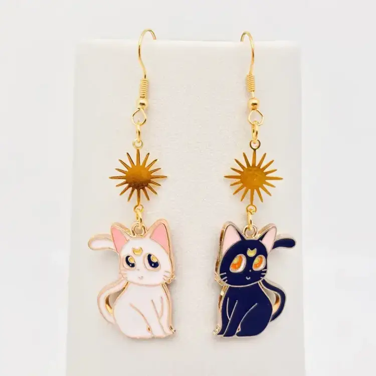 MIO QUEENA CARTOON MOON CAT DANGLE EARRING