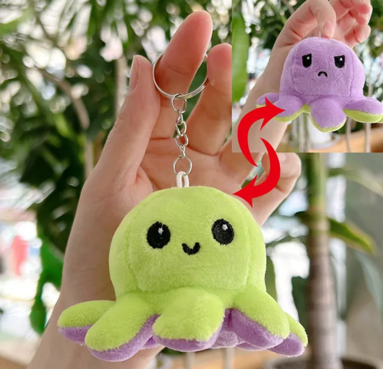 REVERSIBLE OCTOPUS KEYCHAIN GREEN TO PURPLE