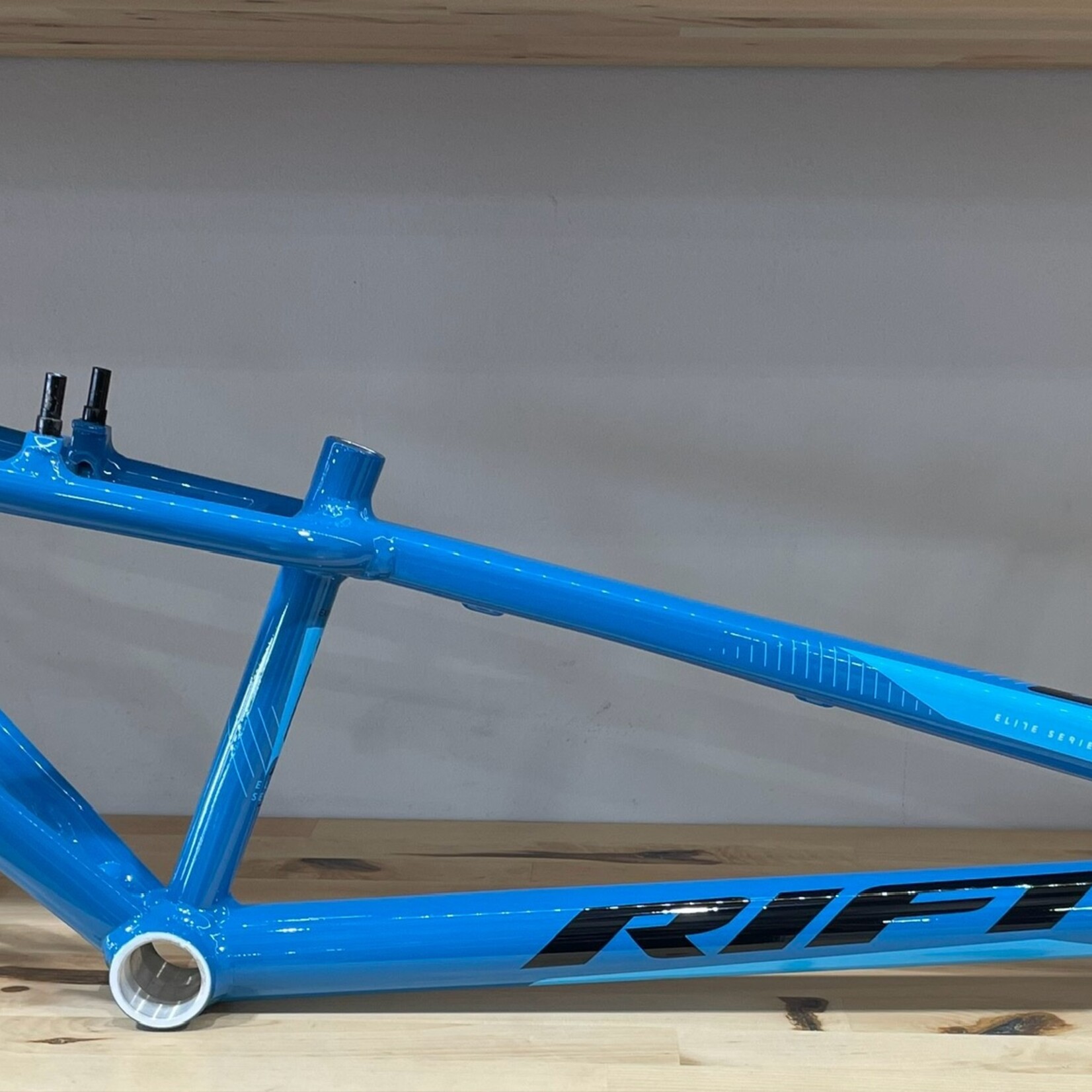 Rift Rift ES24D 24" Expert Gloss Blue Frame Black/Grey Decals