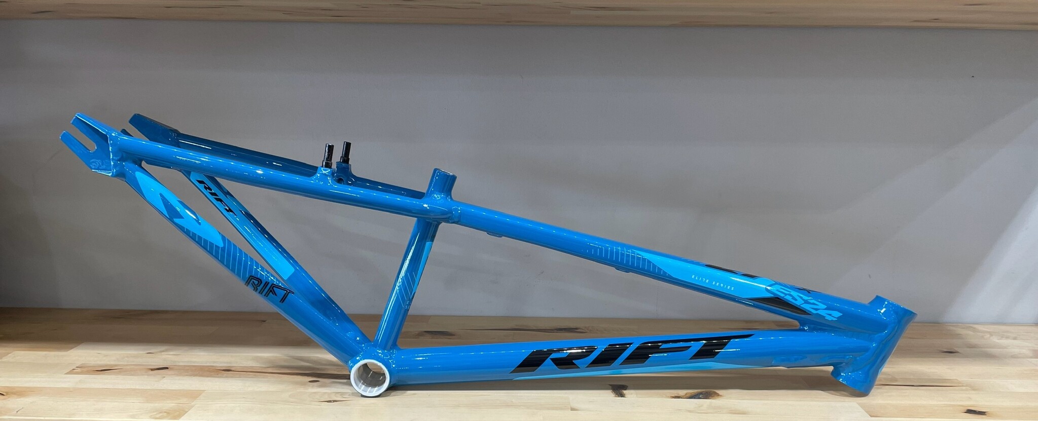 Rift Rift ES24D 24" Expert Gloss Blue Frame Black/Grey Decals