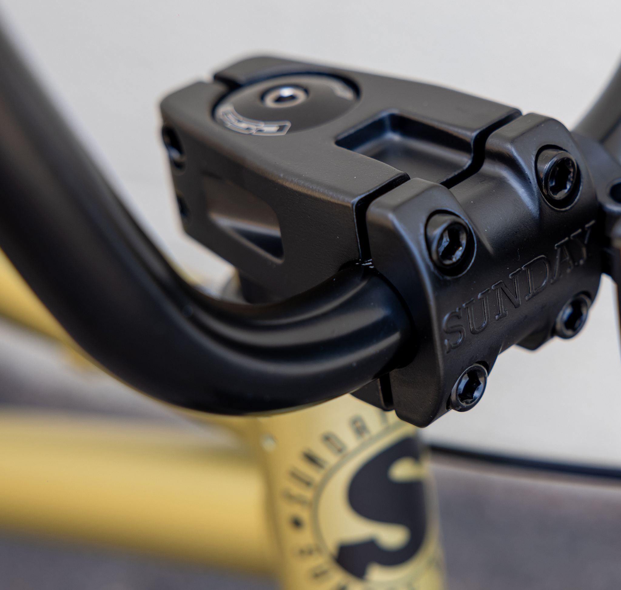 Sunday Sunday Primer 18" Matte Metallic Gold Bike