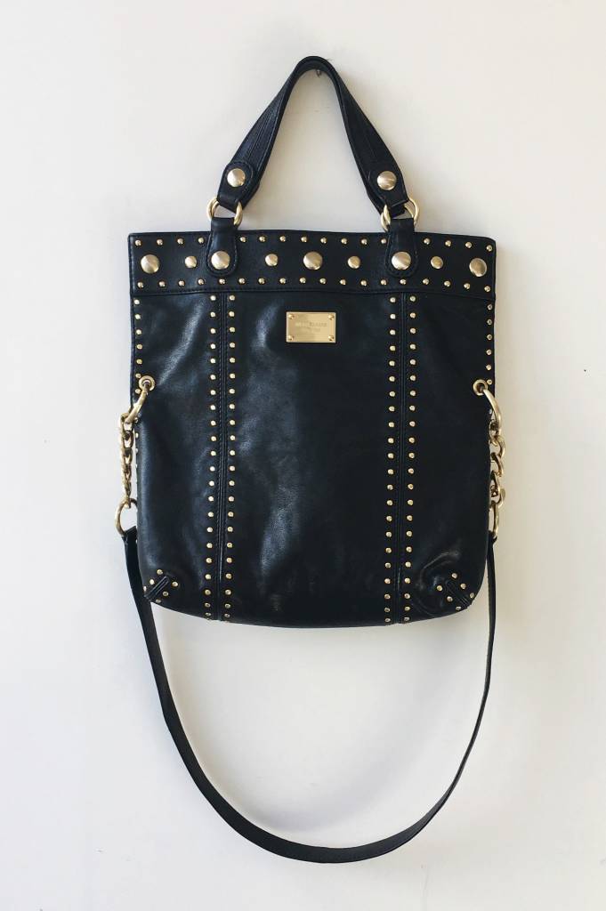 Sac à main noir en cuir avec "studs" dorés - Michael Kors ...