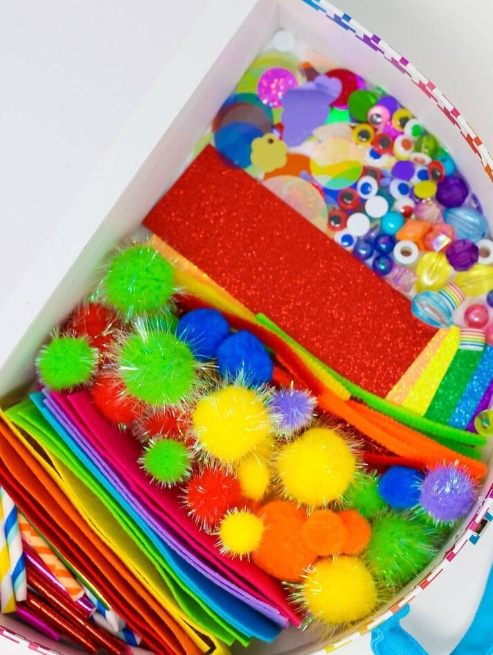 https://cdn.shoplightspeed.com/shops/613188/files/58669552/712x946x1/kid-made-modern-kid-made-modern-rainbow-craft-kit.jpg