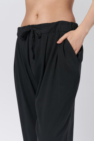 Raquel Allegra Dropped Crop Pant Black Jersey