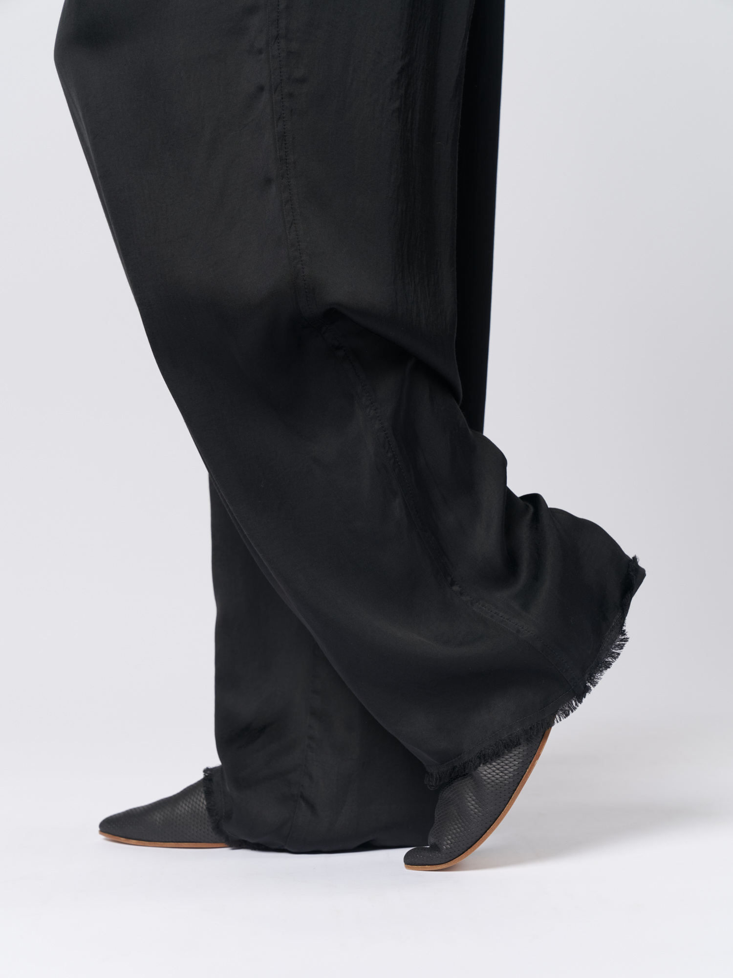 Buy online Black Solid Ankle Length Pleated Trouser from bottom
