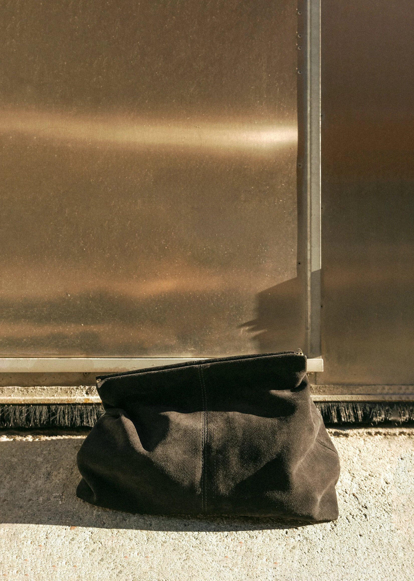 FLATTERED CLAY CLUTCH