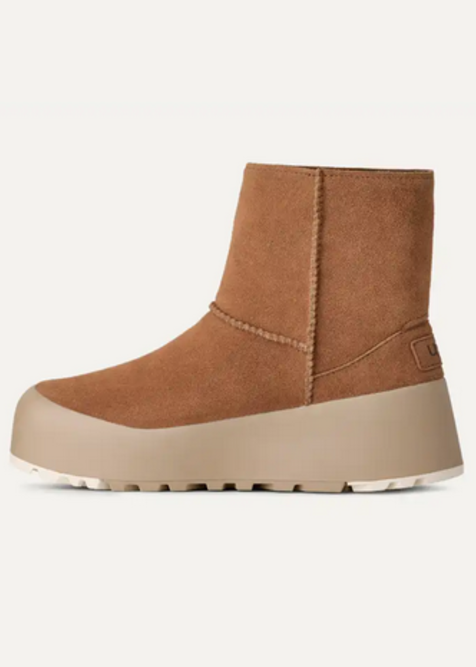 UGG CLASSIC STREETSCAPE