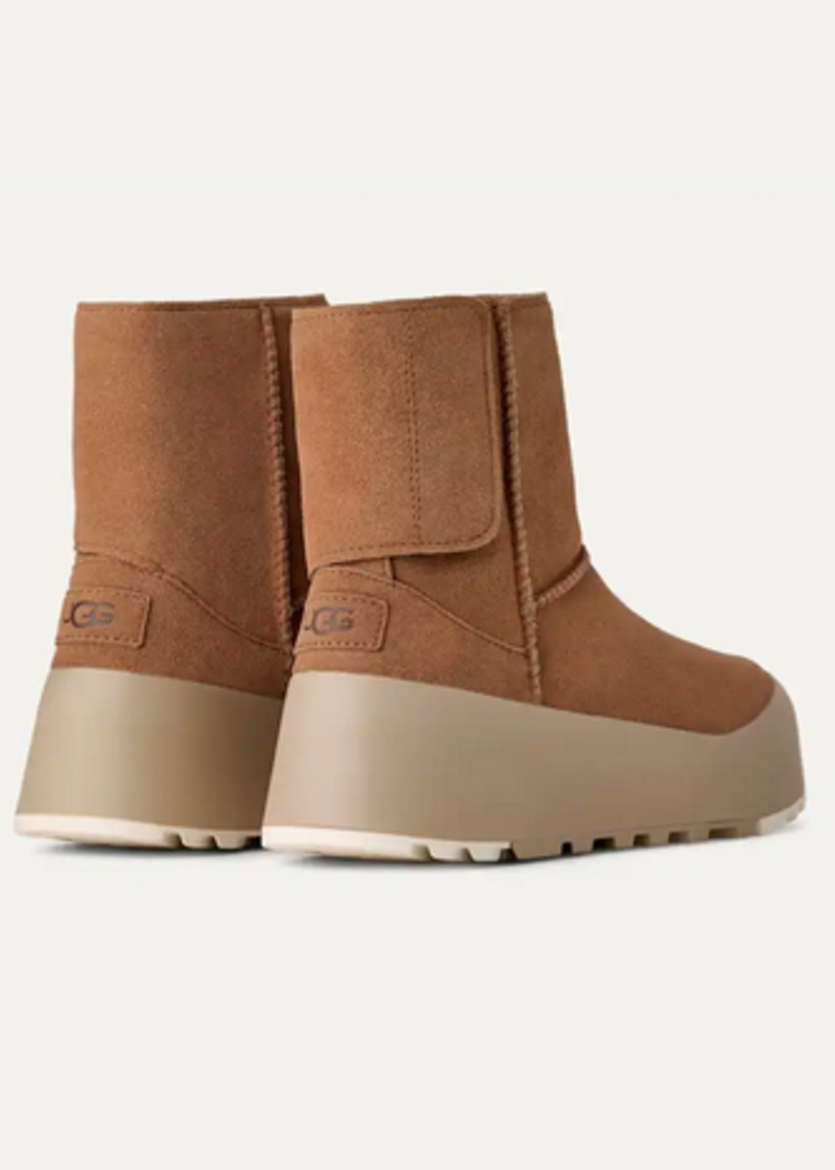 UGG CLASSIC STREETSCAPE