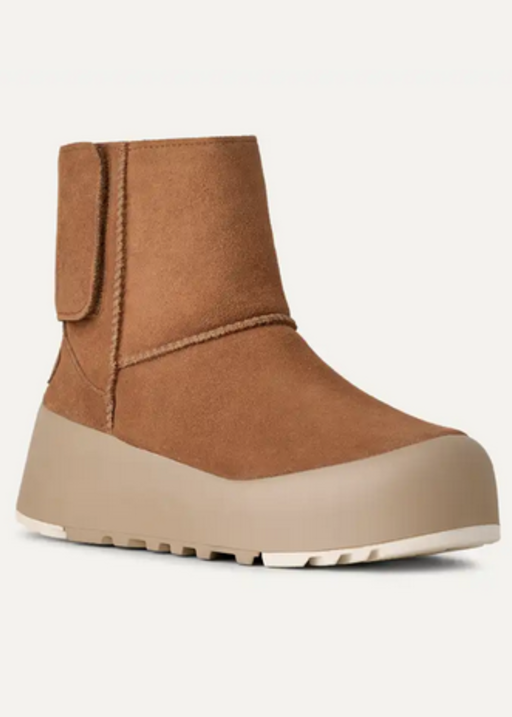 UGG CLASSIC STREETSCAPE