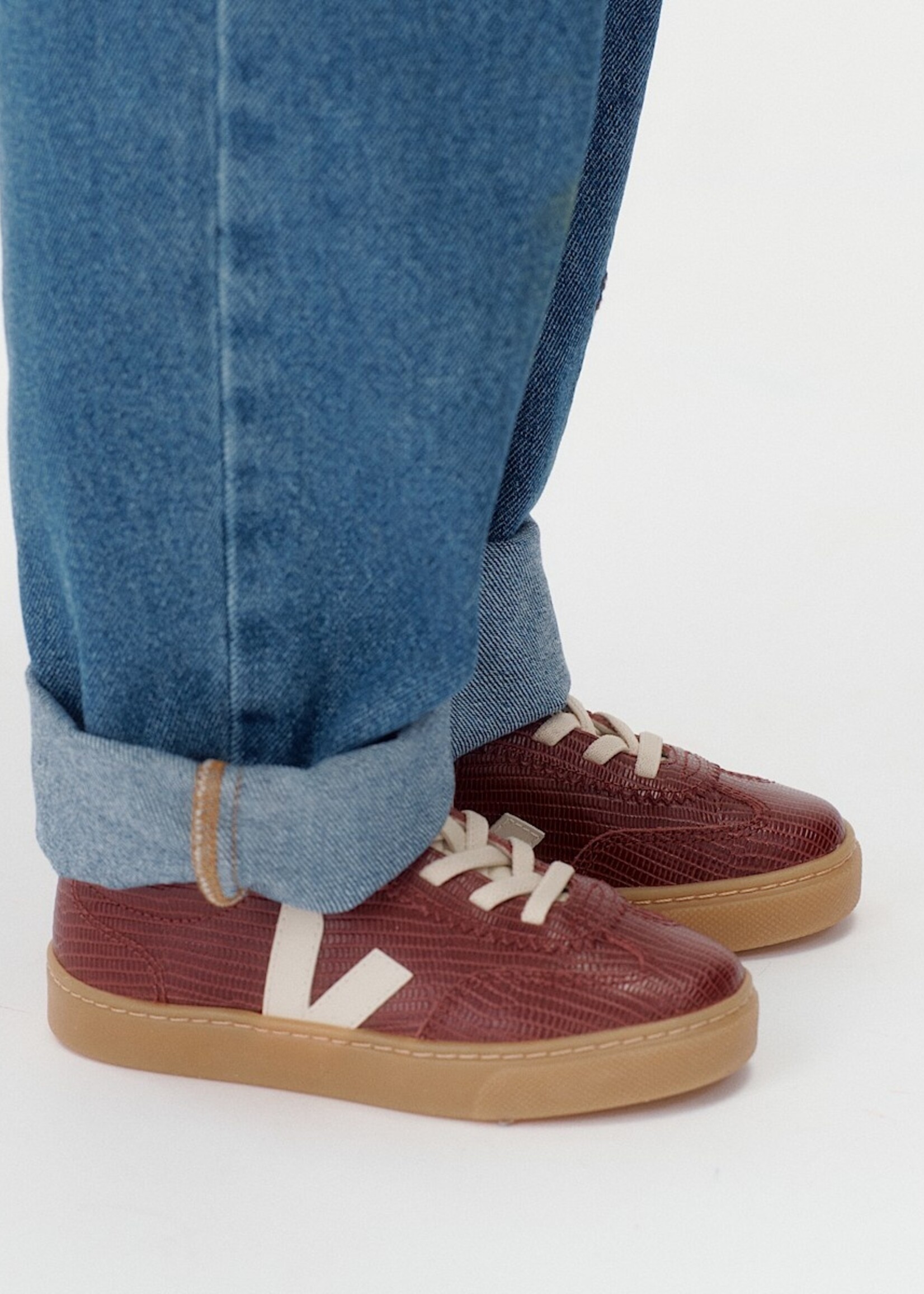 VEJA SMALL VOLLEY LEATHER