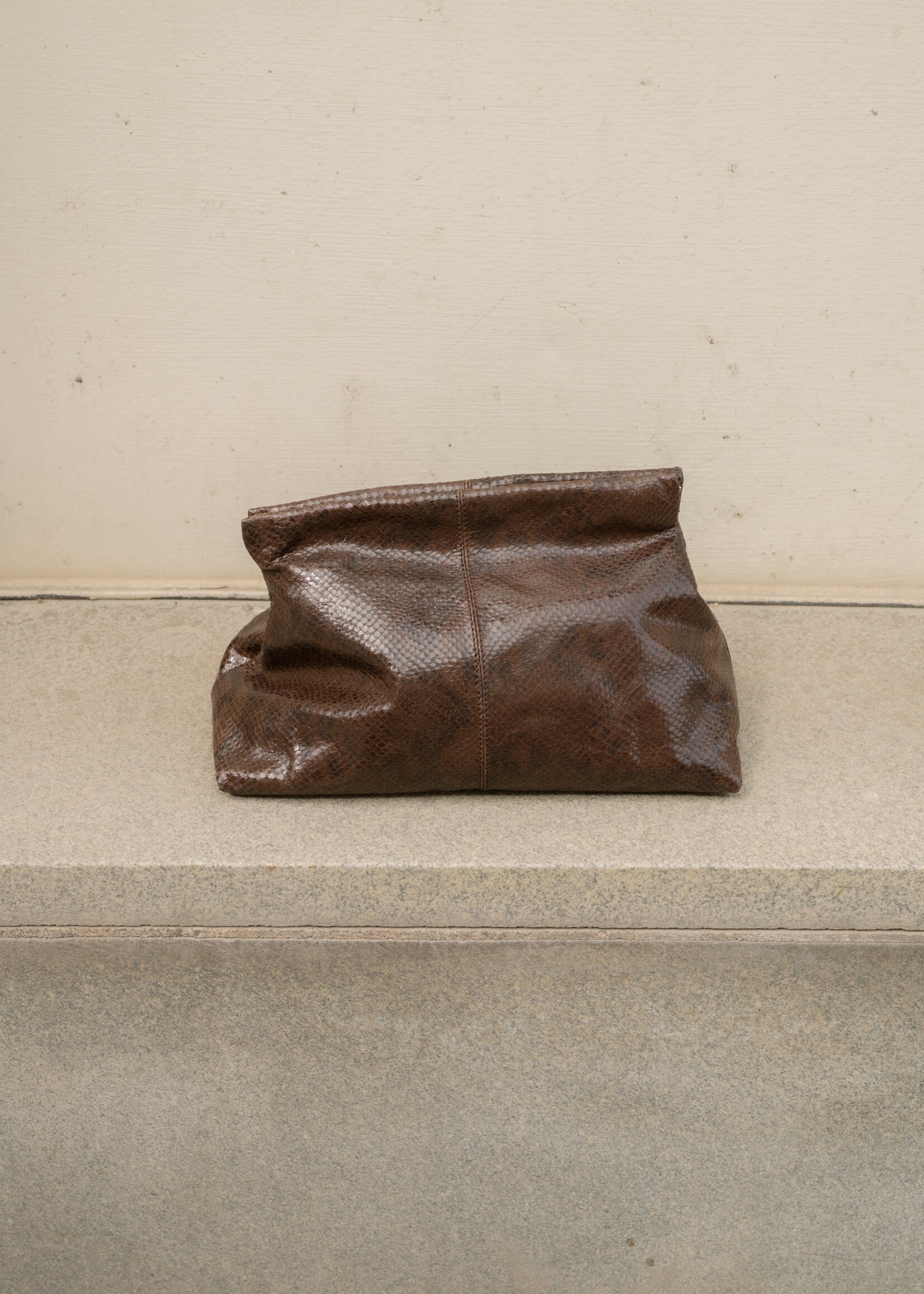 FLATTERED CLAY CLUTCH LEATHER