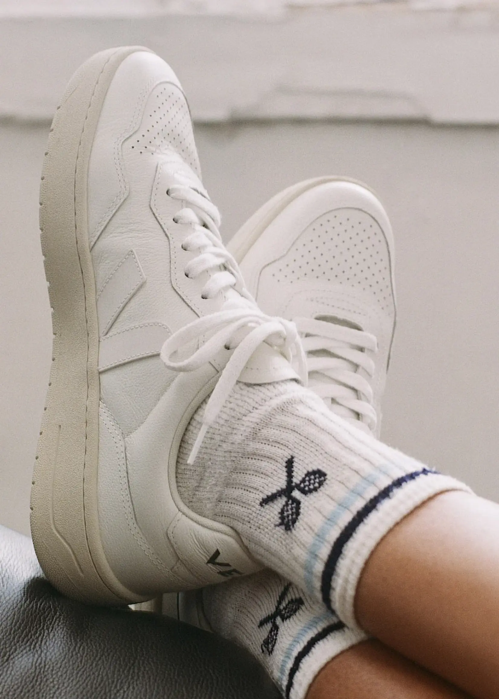 VEJA V-90 O.T LEATHER