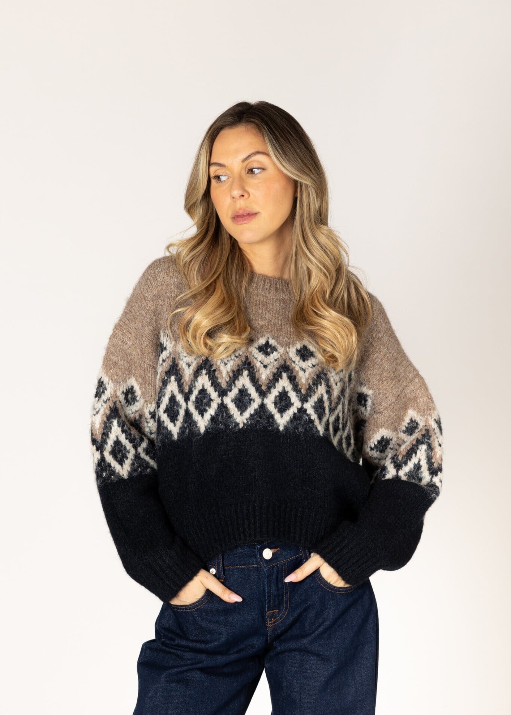 LYLA & LUXE ARIA CREW SWEATER